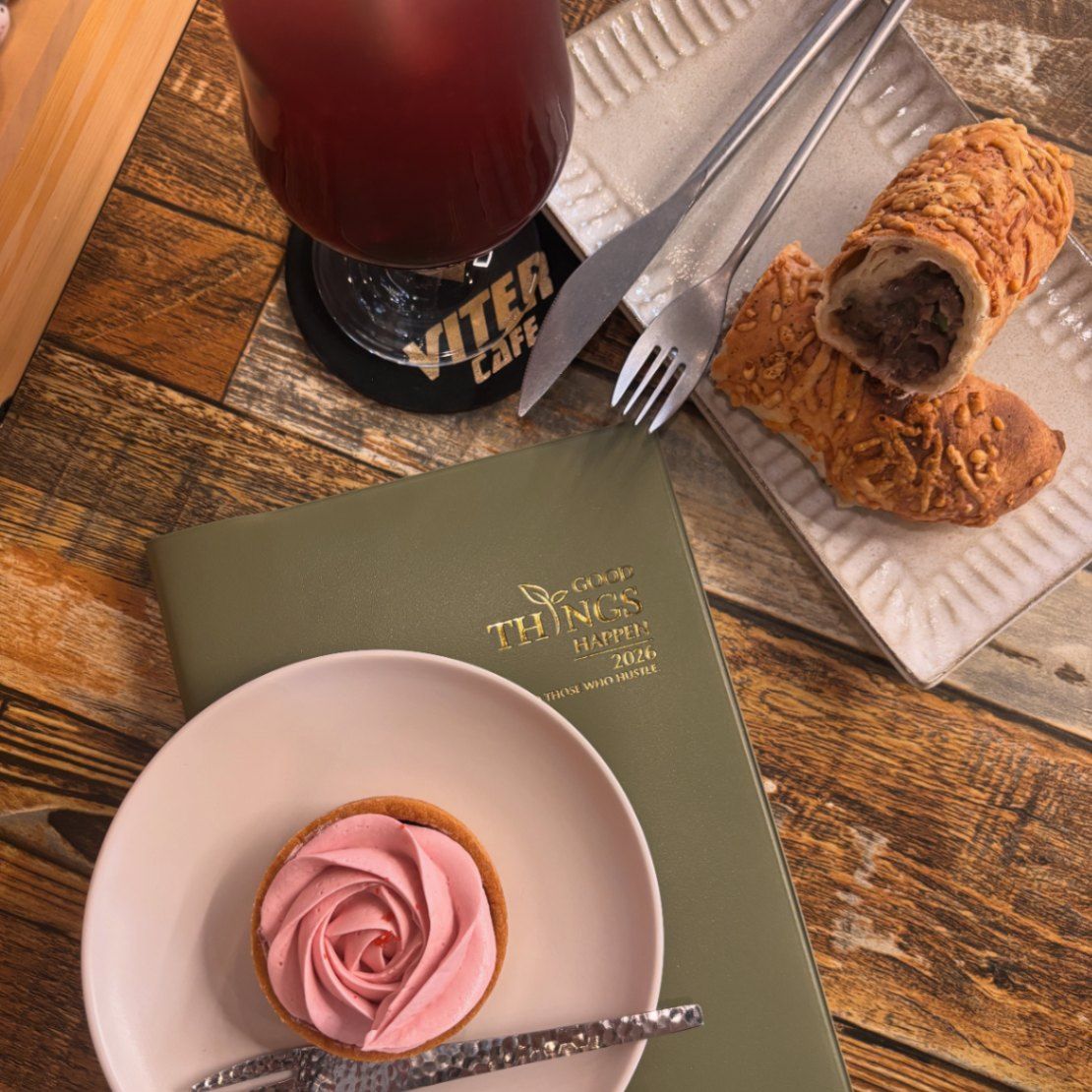 伸懶腰的咖啡廳